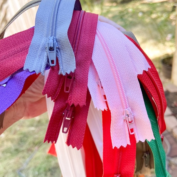 23 Zippers Bundle of Plastic Sewing Zippers for Projects. Various Sizes/Colors - Picture 8 of 11